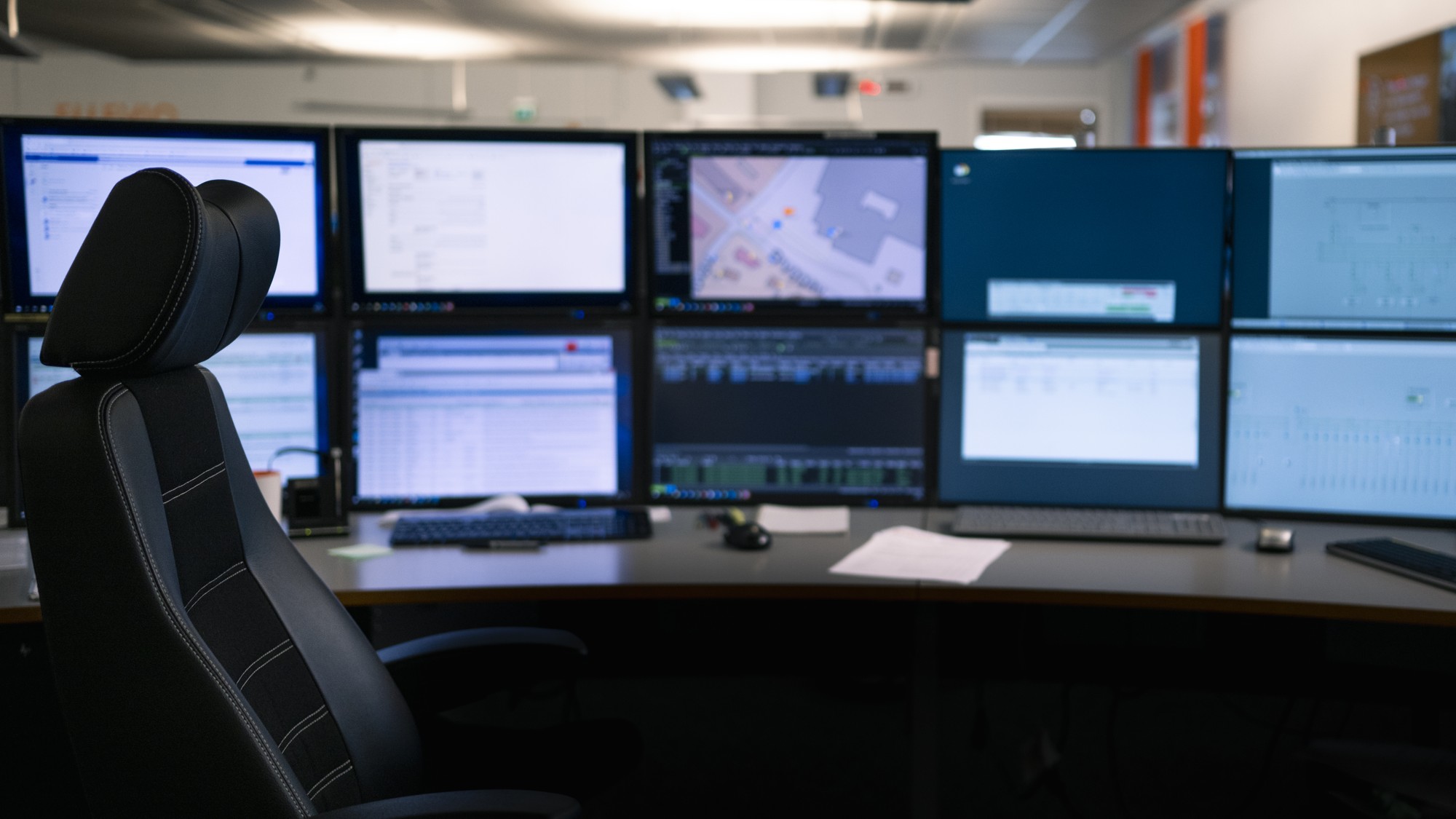 Foto på en arbetsstation i Ellevios driftcentral