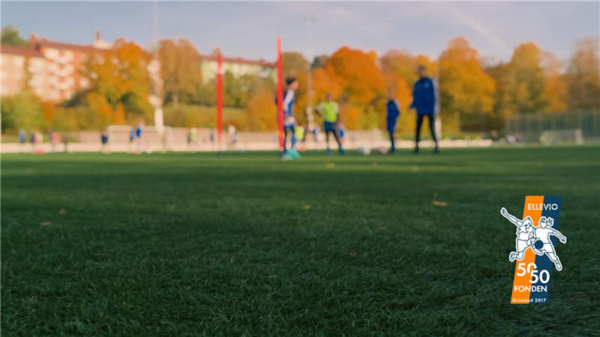 Tjejer som spelar fotboll på en gräsplan