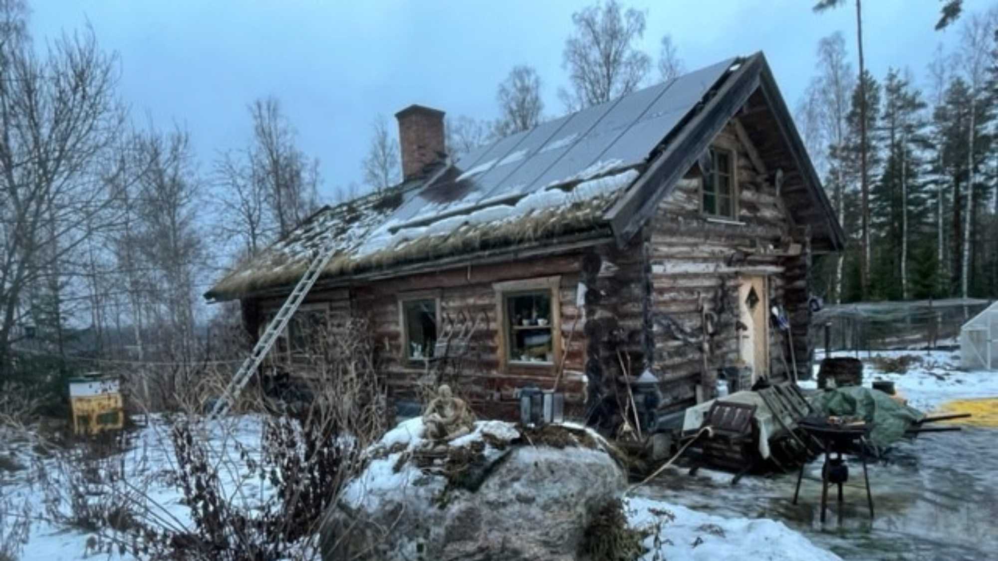Cecilias klassiskt knuttimrade boningshus på två plan.