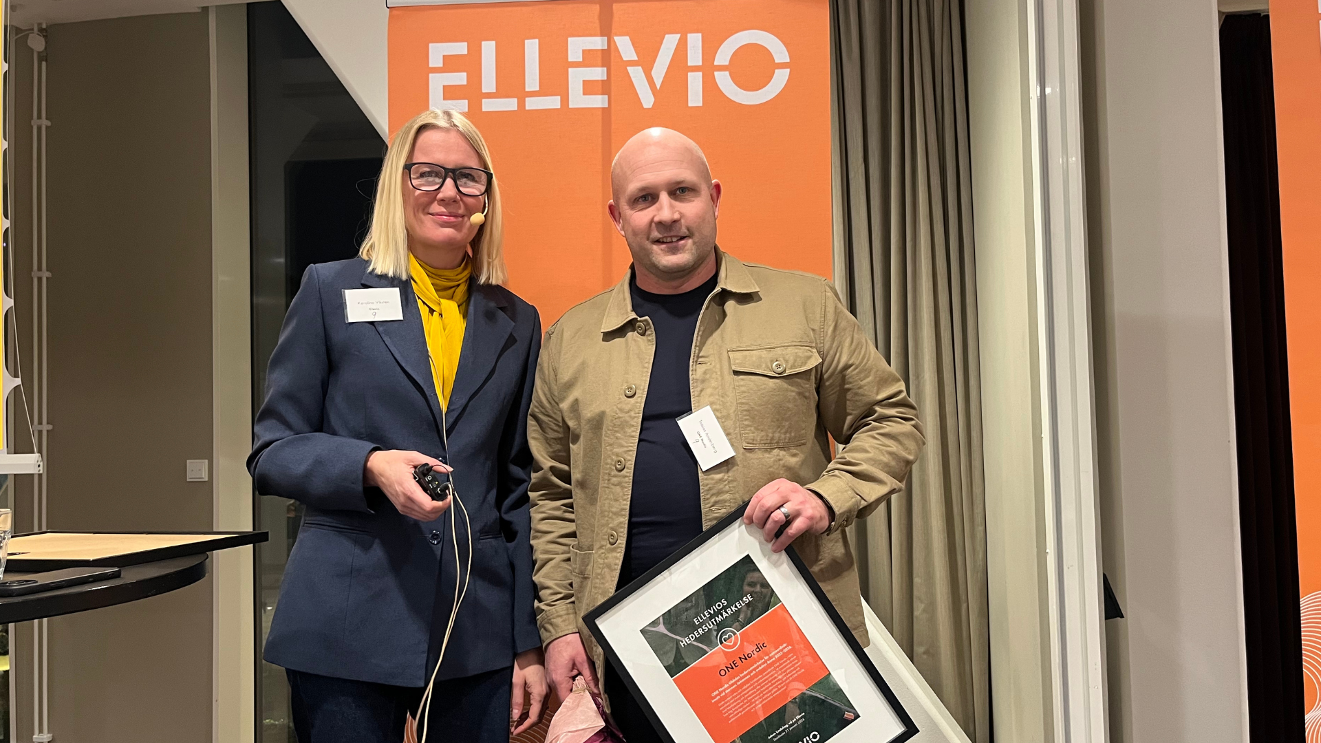 Personer håller ett diplom