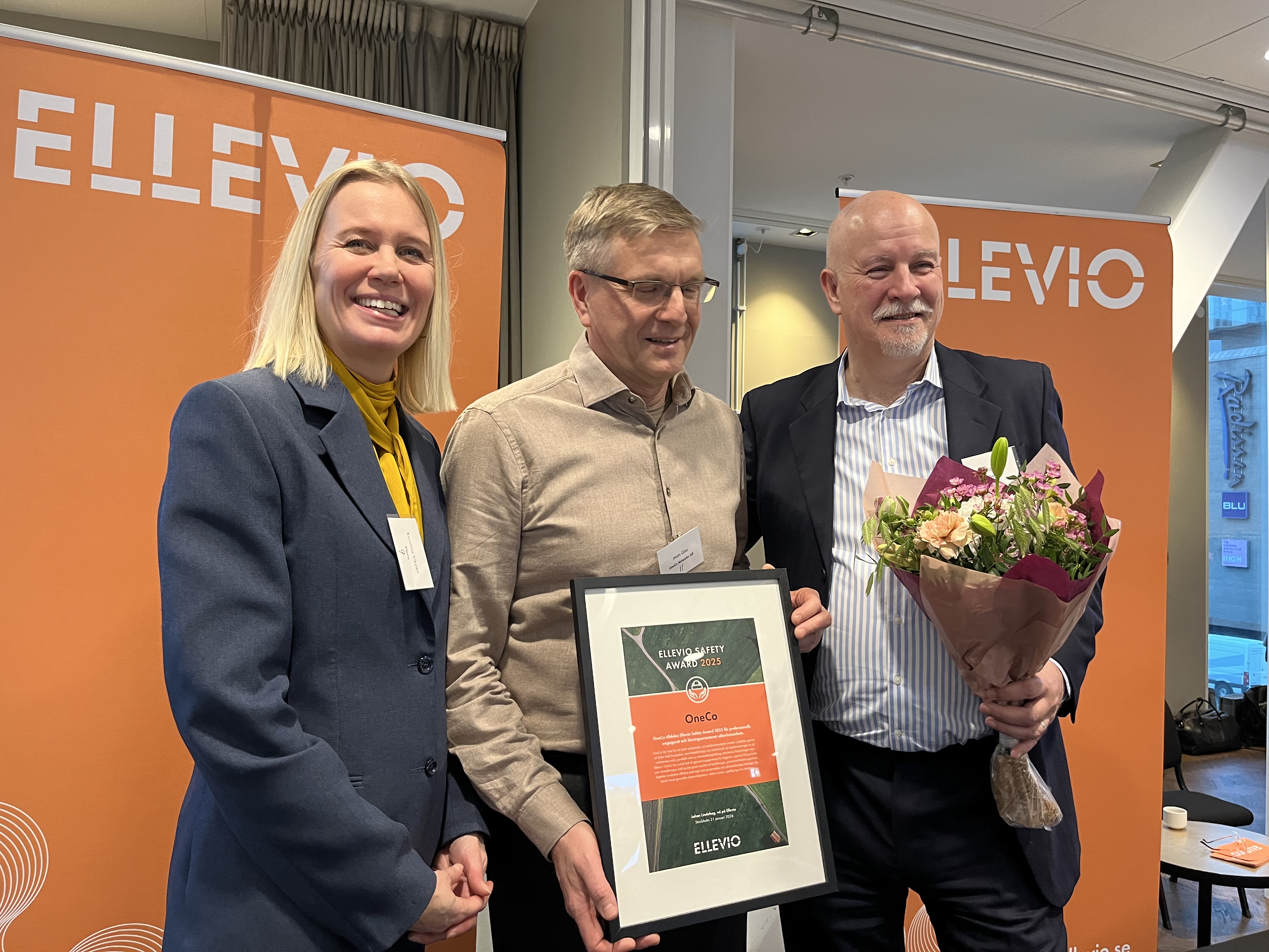 Personer håller ett diplom