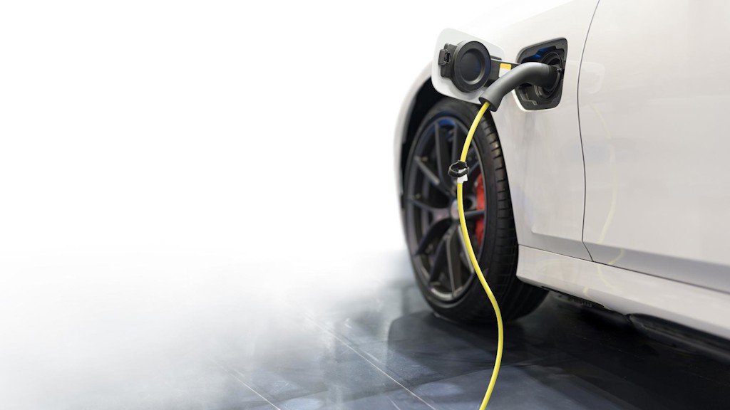Flera elbilar står parkerade vid en laddstation i stadsmiljö bilden används för att illustrera behovet av effekt i elnätet vid laddning av många elbilar samtidigt