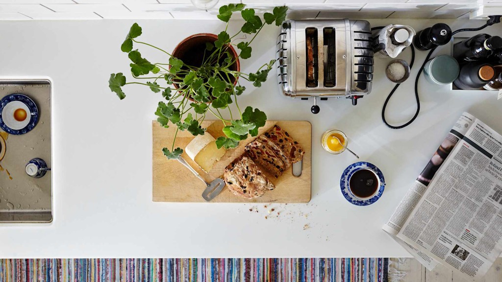 Frukost uppdukad i köket