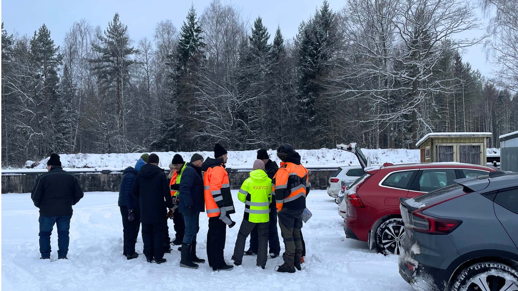 En grupp personer på en snöig parkering