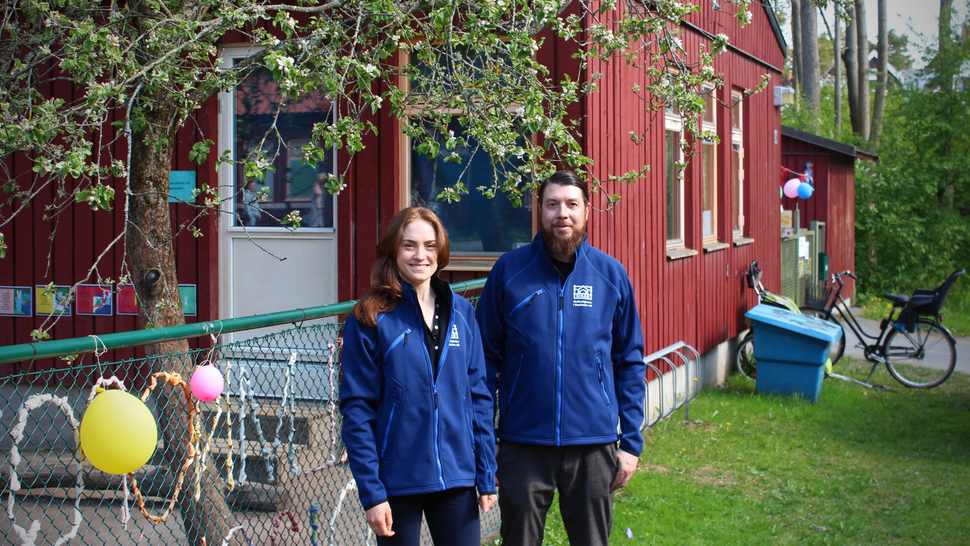 Erica Eriksson och Mats Carlqvist utanför förskolan Enskede gård förskola, en av förskolorna som har varit en del av projektet.