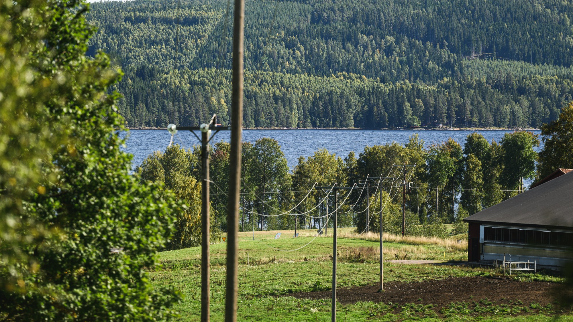 Luftledning, sjö och skog.