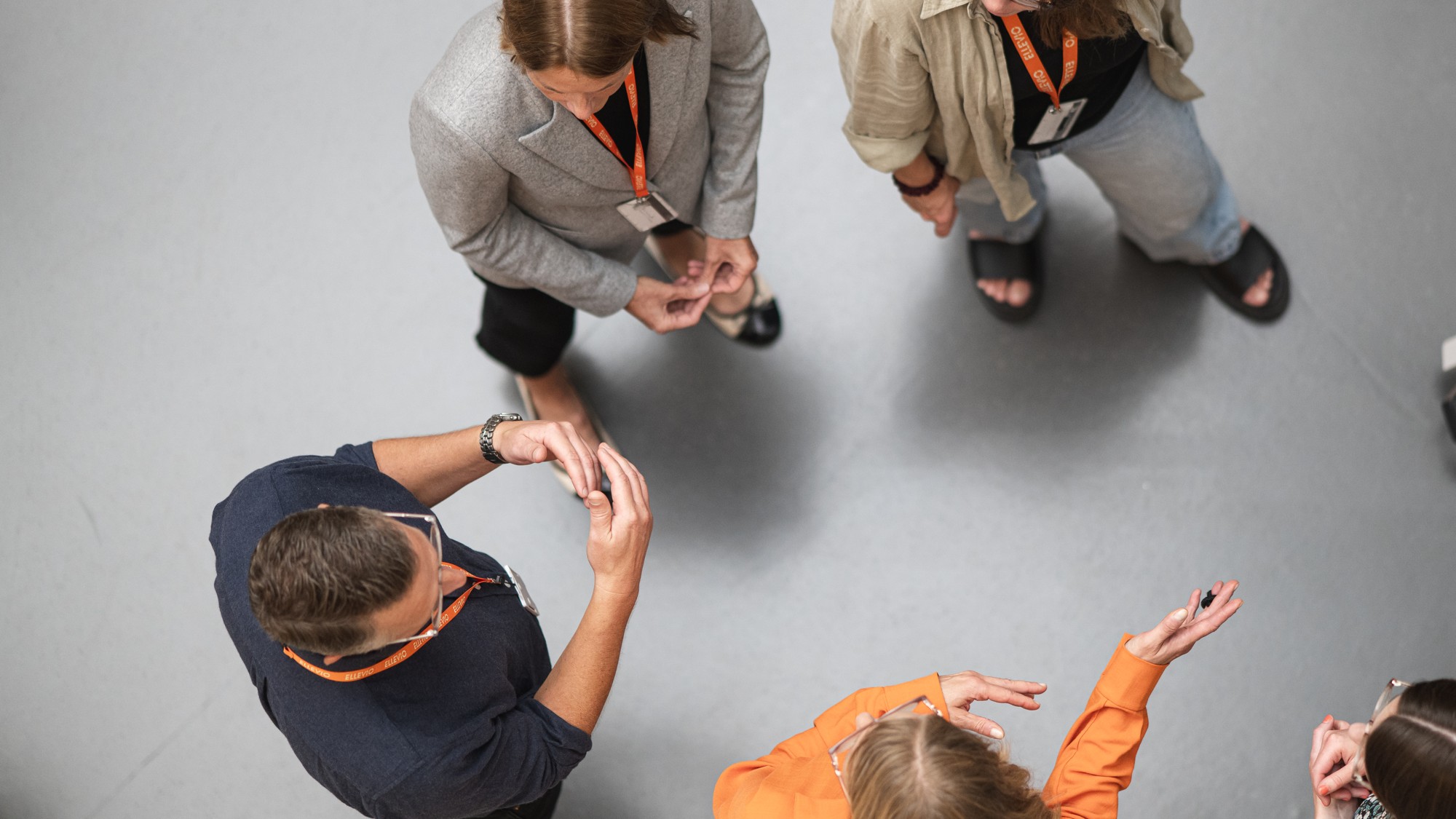 En grupp människor som står runt varandra.