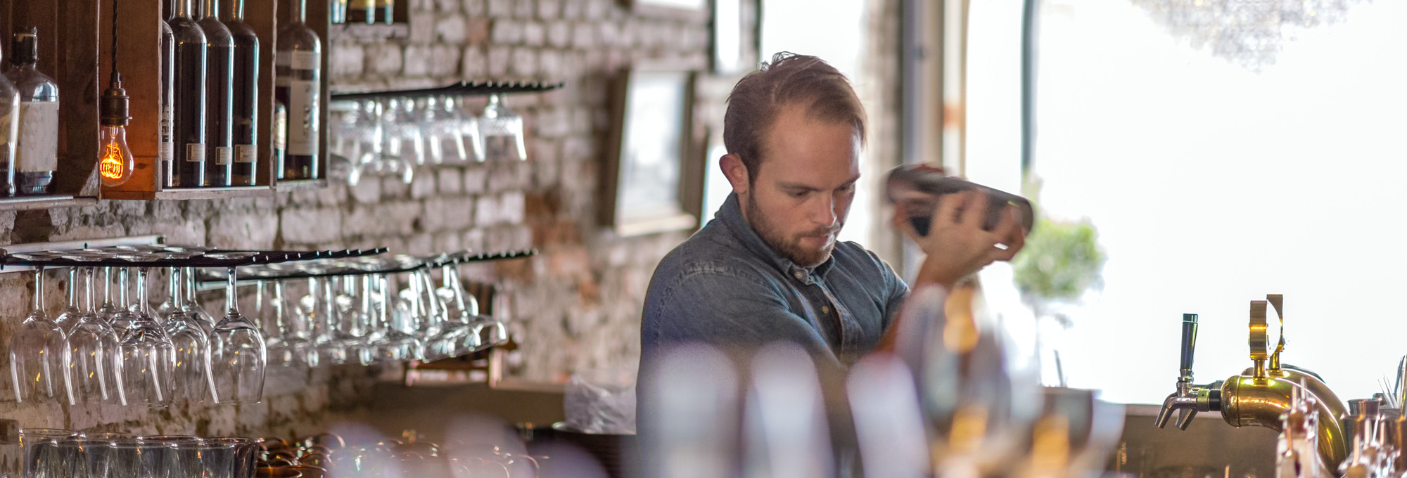 Bartender blandar drink i baren