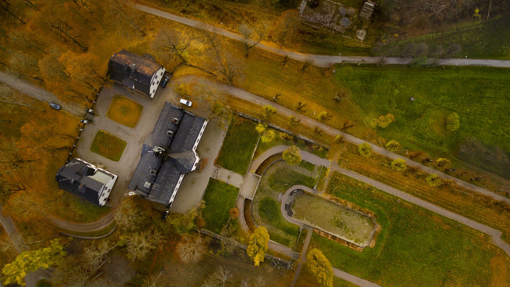 En flygbild av en parkeringsplats i en park.