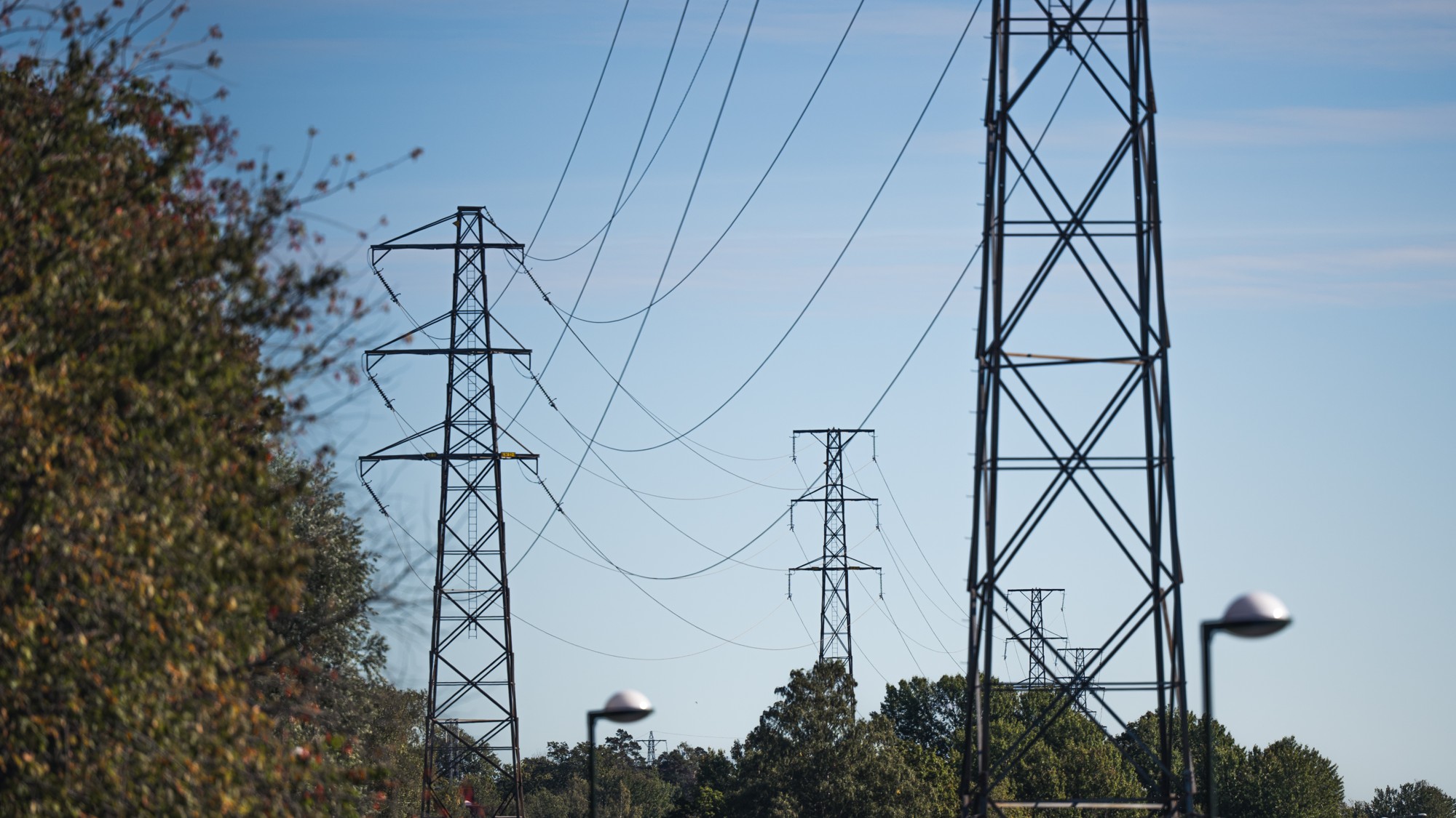 Några elstolpar som står bredvid varandra.
