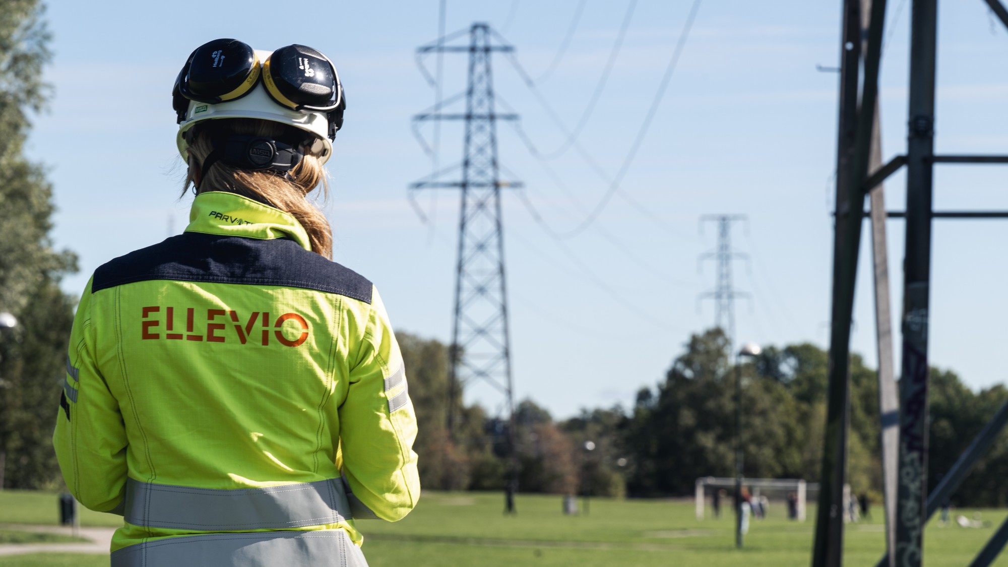 En person som bär skyddsjacka och skyddsglasögon.