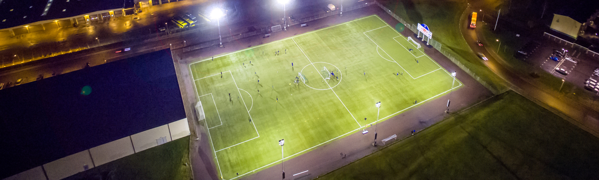 En flygbild av en fotbollsplan på natten.