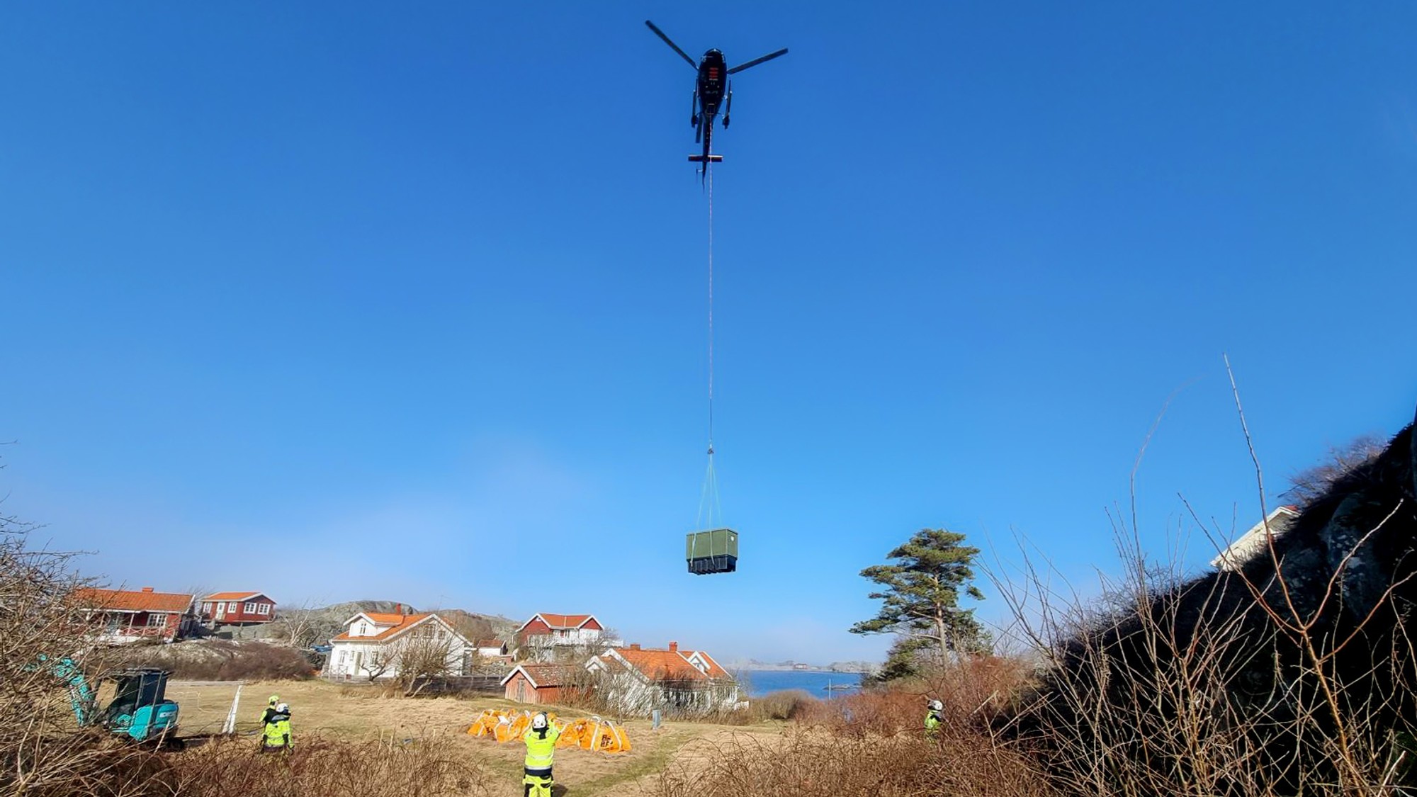 Helikopter lyfter nätstation