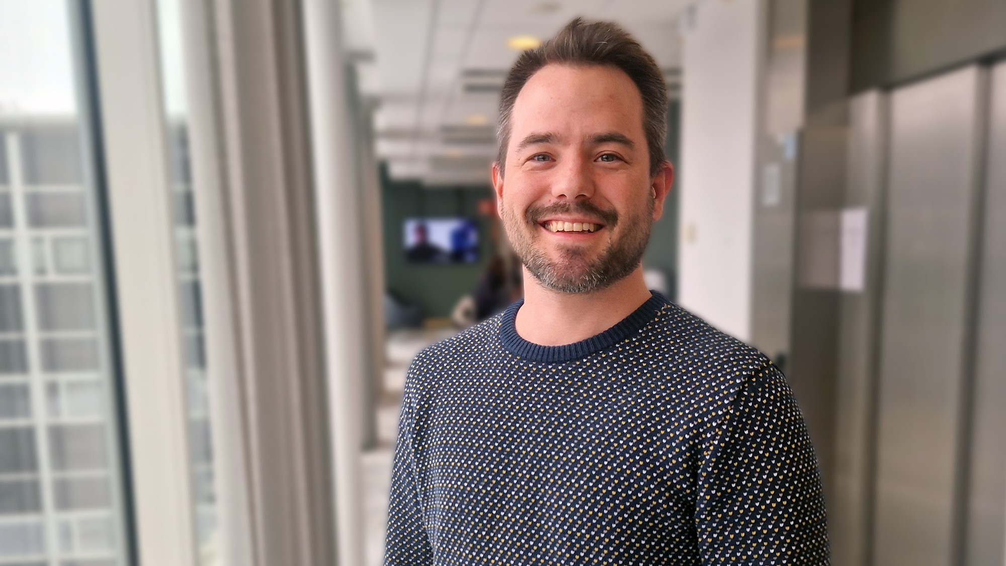 En bild p&aring; Johan B&auml;ckstr&ouml;m rakt framifr&aring;n. Han ler och tittar in i kameran. 