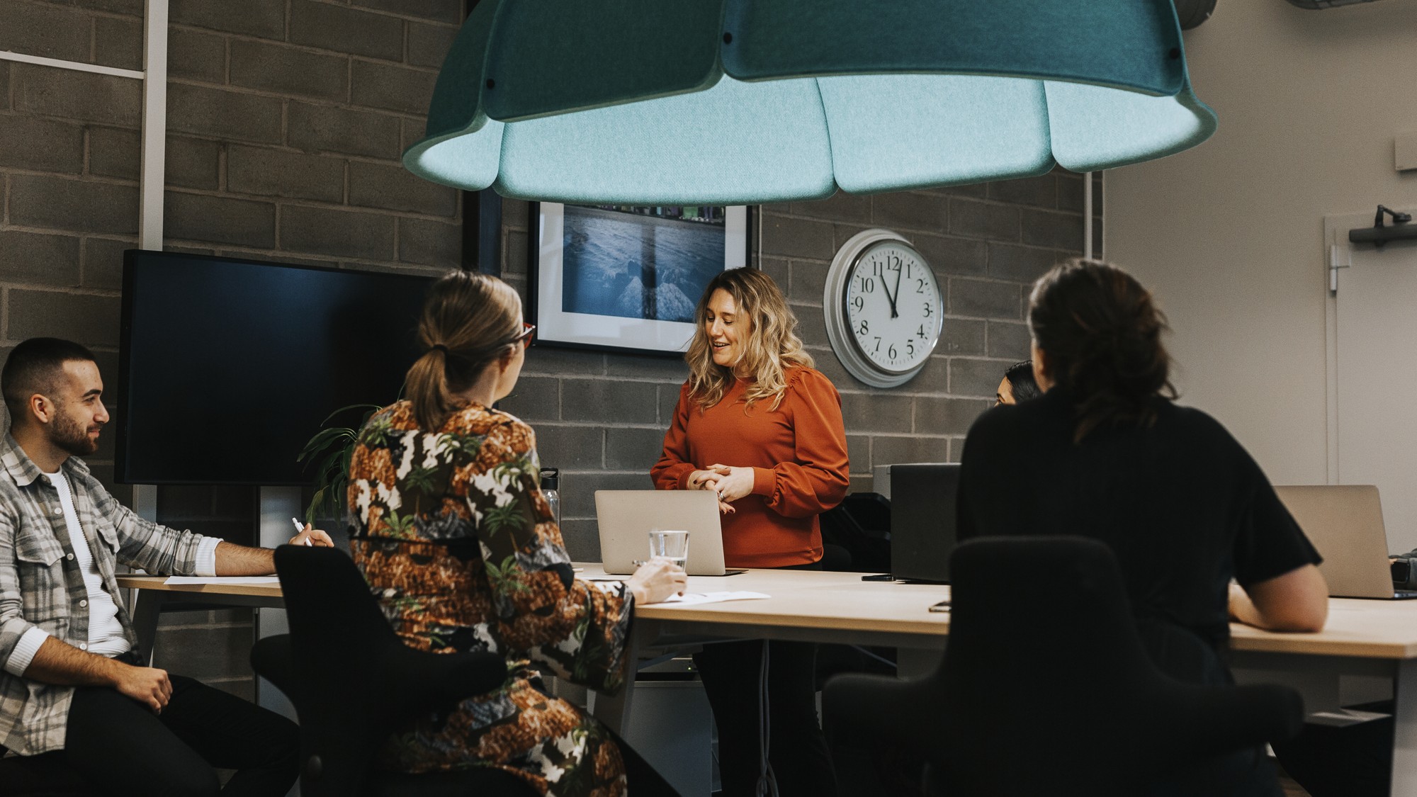 En grupp människor som sitter runt ett bord.