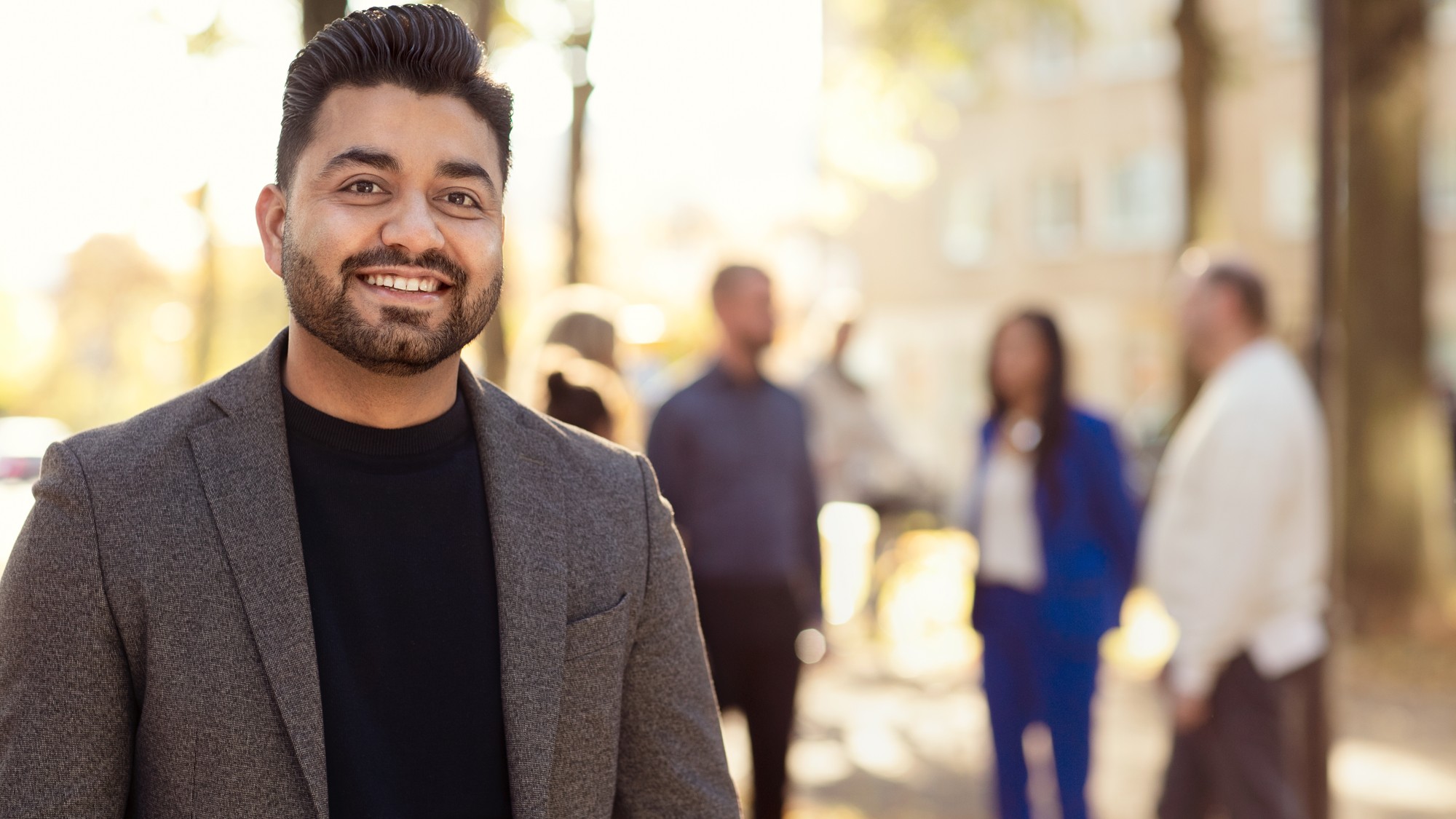 En man som står framför en grupp människor.