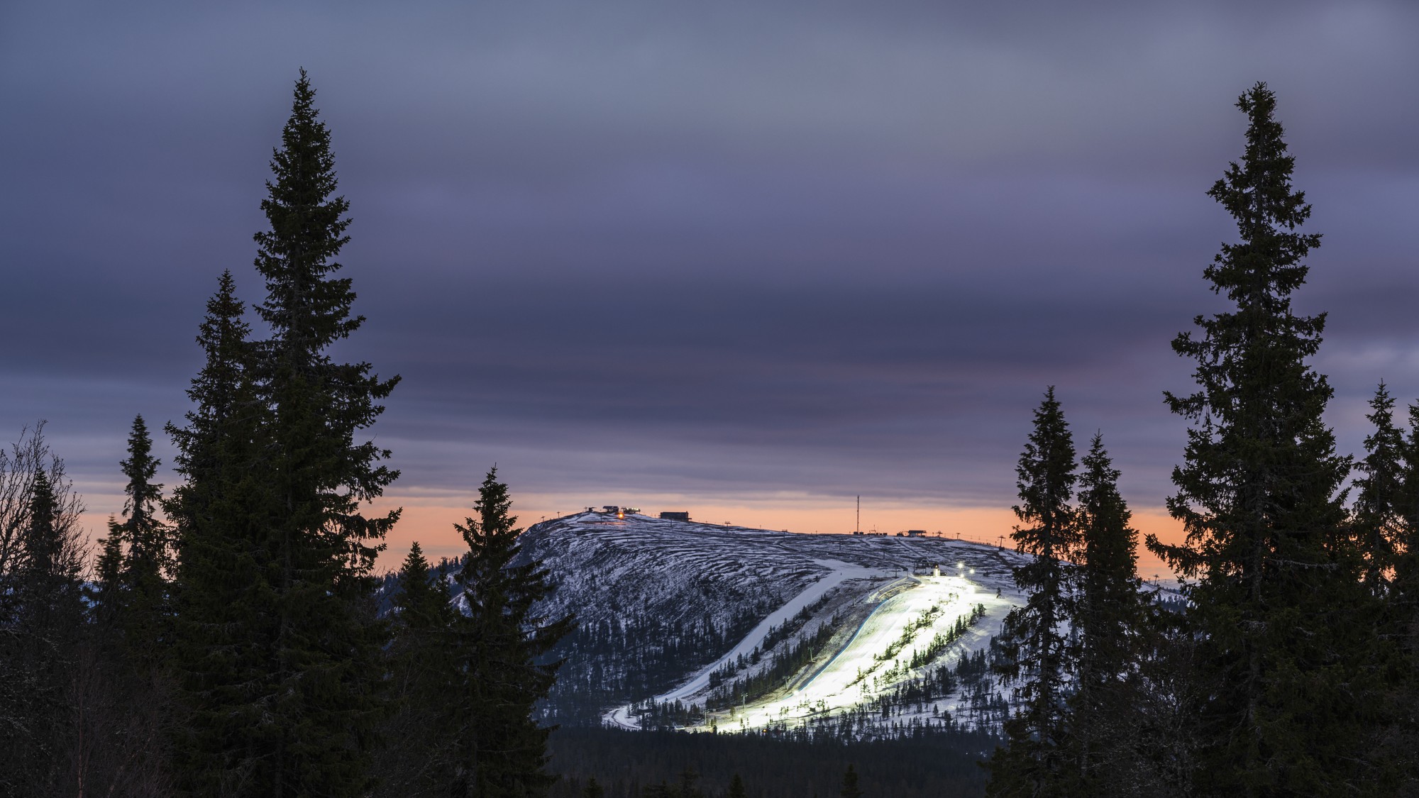 Kvällsbelysning i skidbacke