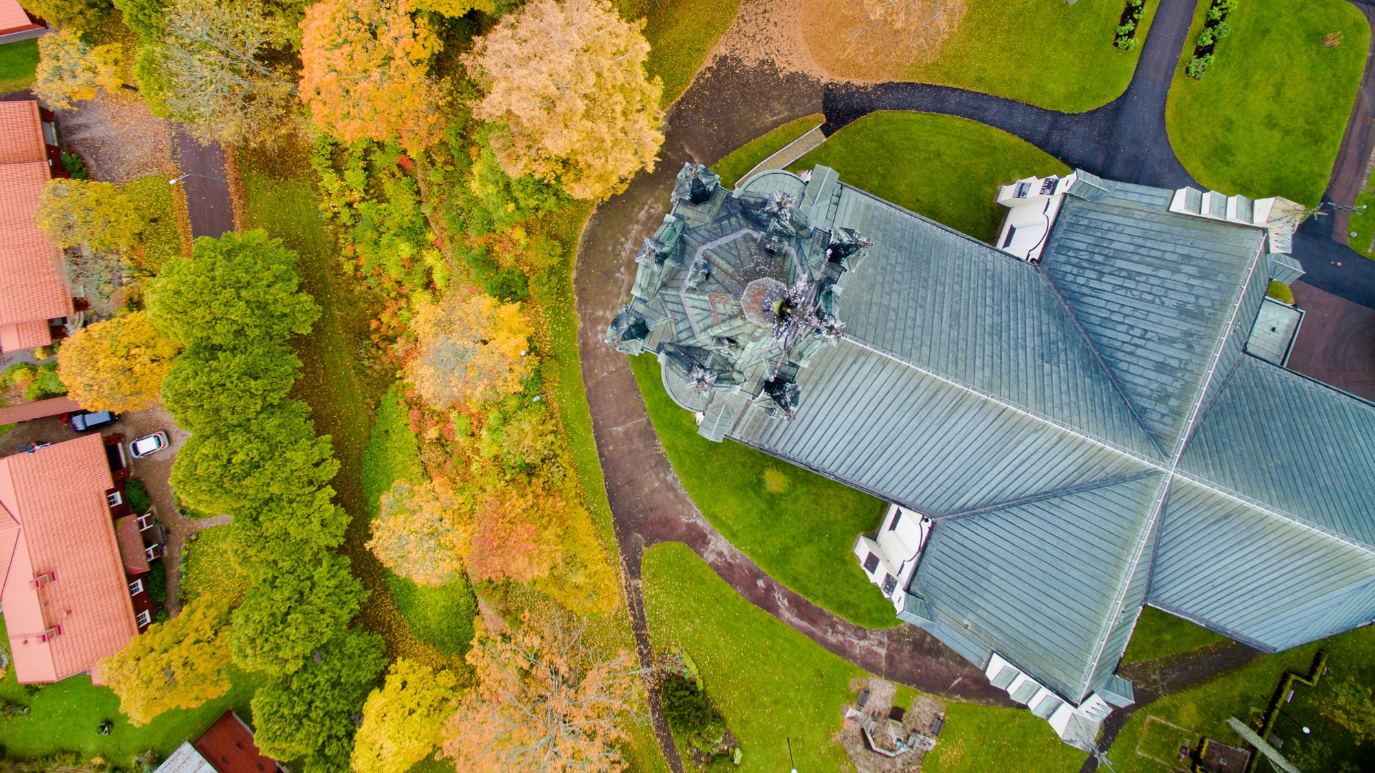 En flygbild av en kyrka omgivet av träd.