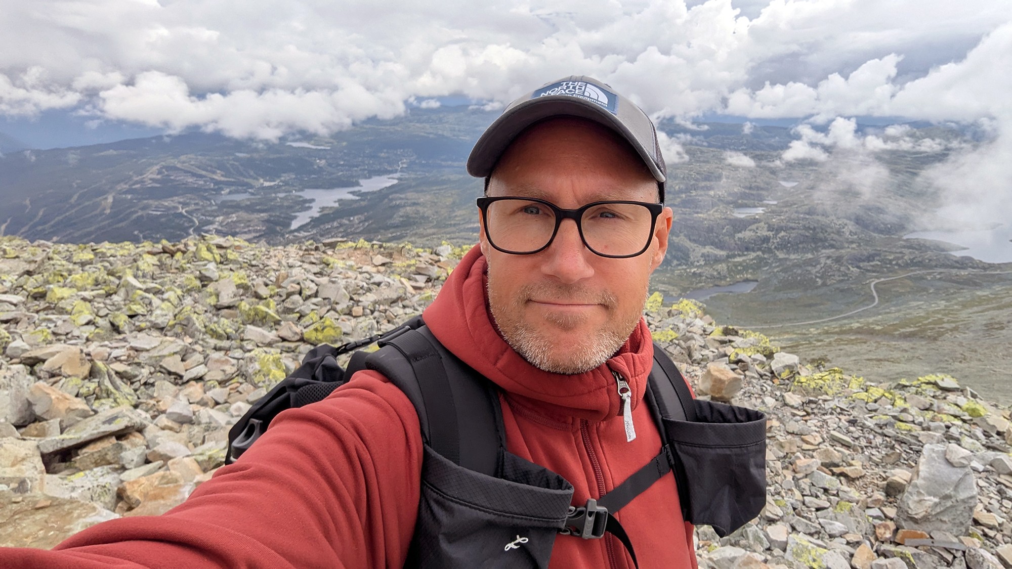 Bild p&aring; Martin Larsson framifr&aring;n. Han har glas&ouml;gon, keps och st&aring;r uppe p&aring; ett berg. 