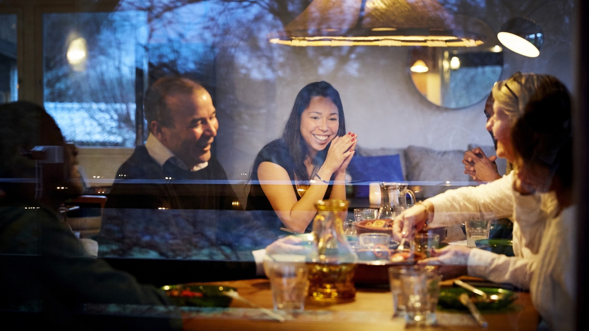 En grupp människor som sitter runt ett bord.