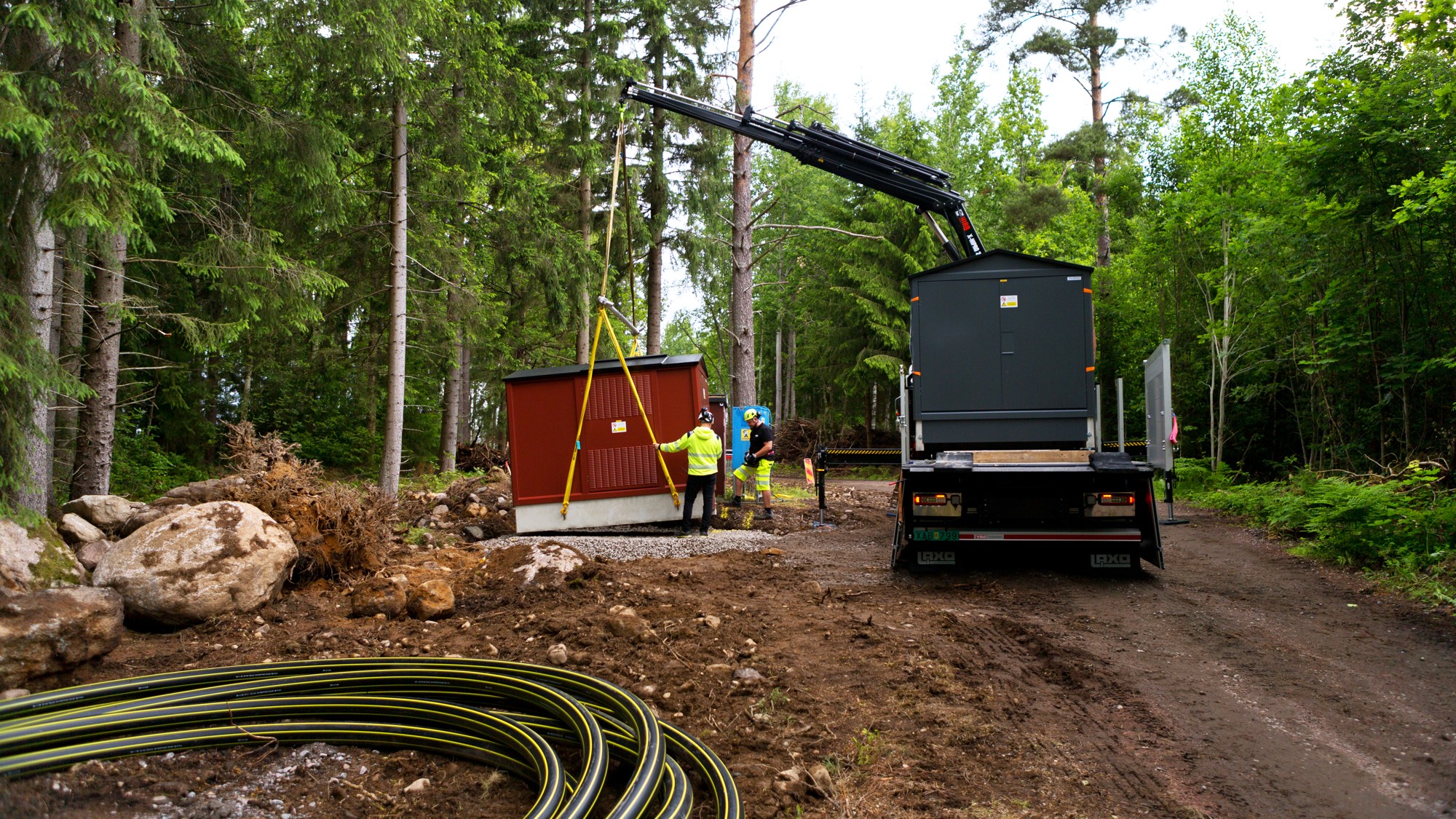 Lastbil och nätstation