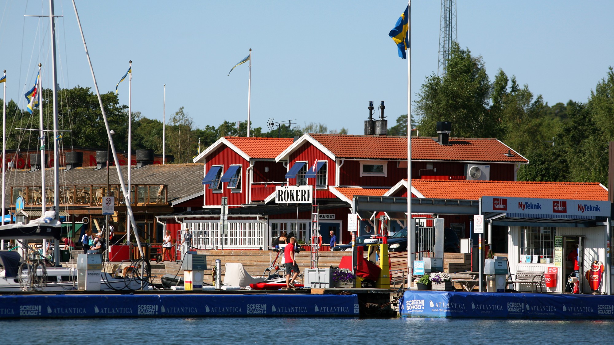 En grupp båtar som ligger i vattnet.