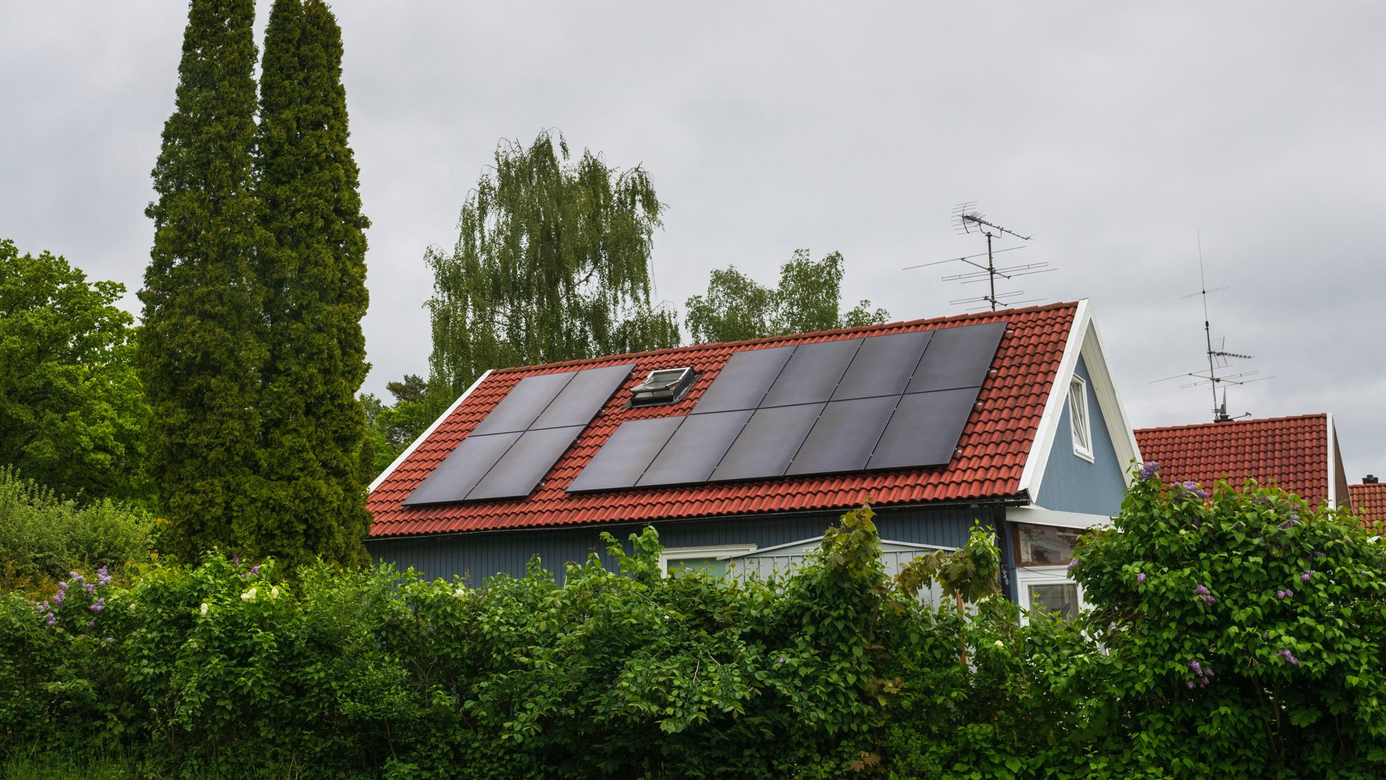 Ett hus med solpaneler på taket.