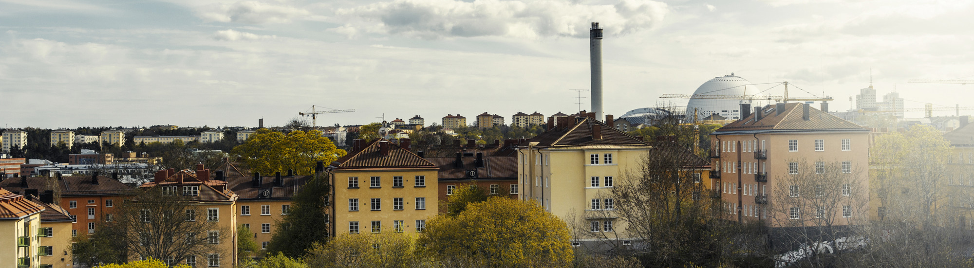 En stad med många träd och bostadshus.