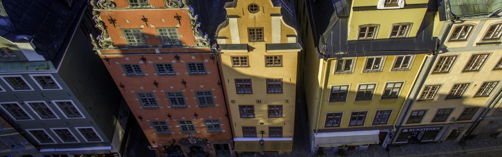 Drönarbild rakt ovanifrån av Gamla stan i Stockholm.