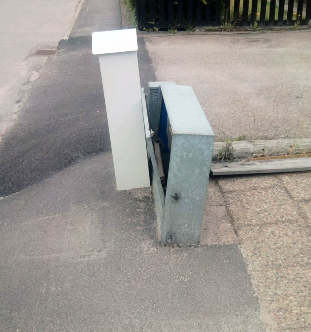 Öppet kabelskåp - Livsfarligt! Här skickar vi någon som så snart som möjligt stänger igen kabelskåpet, så att ingen obehörig kommer åt och skadar sig.