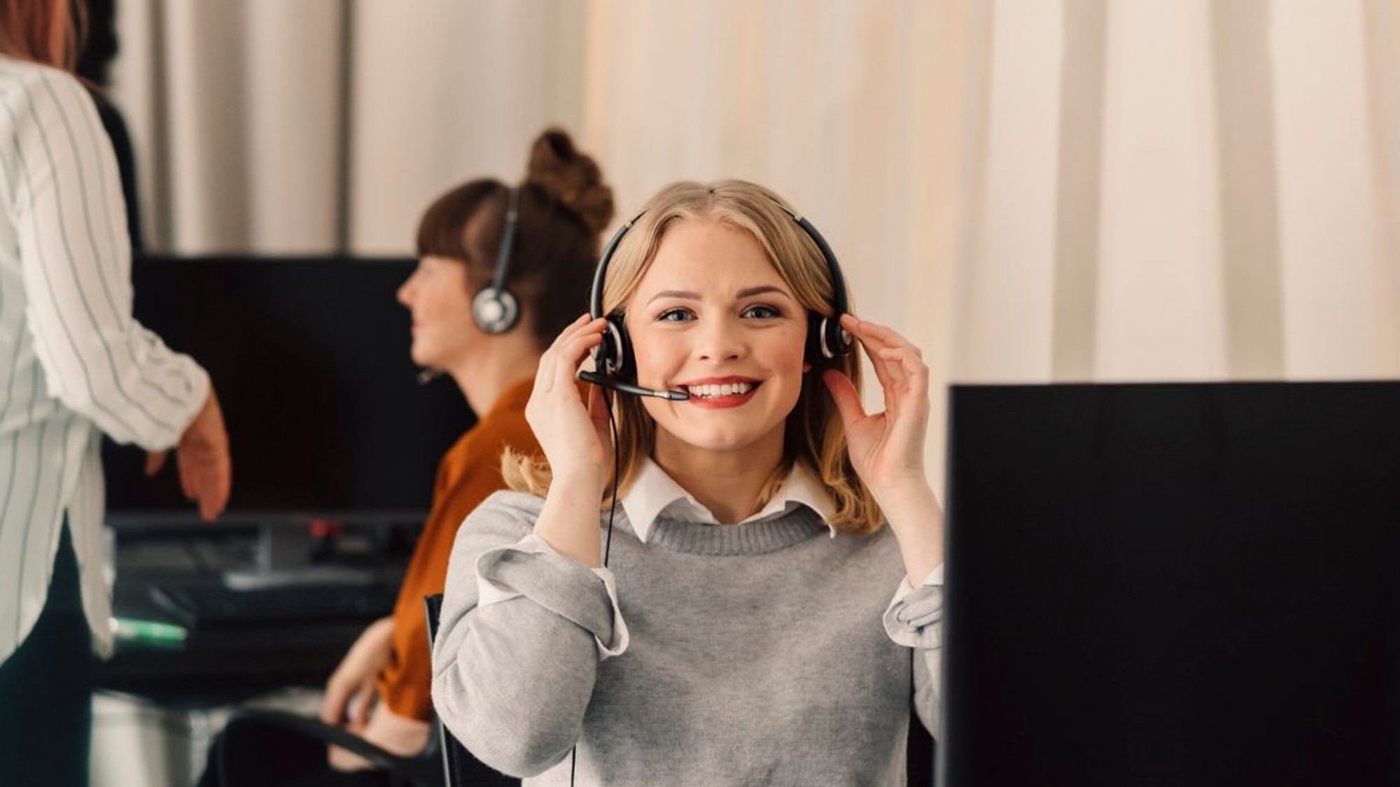 En kvinna med headset 